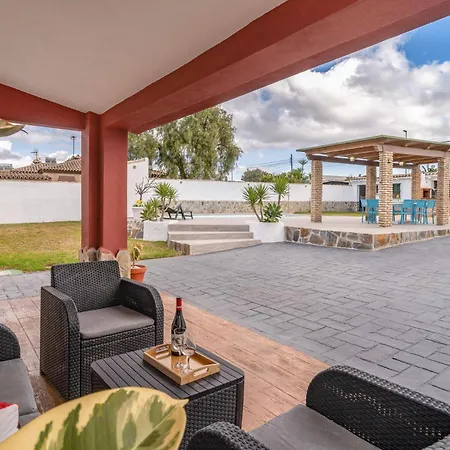3 Bedroom Stunning In Chiclana De La Fronter Holiday home